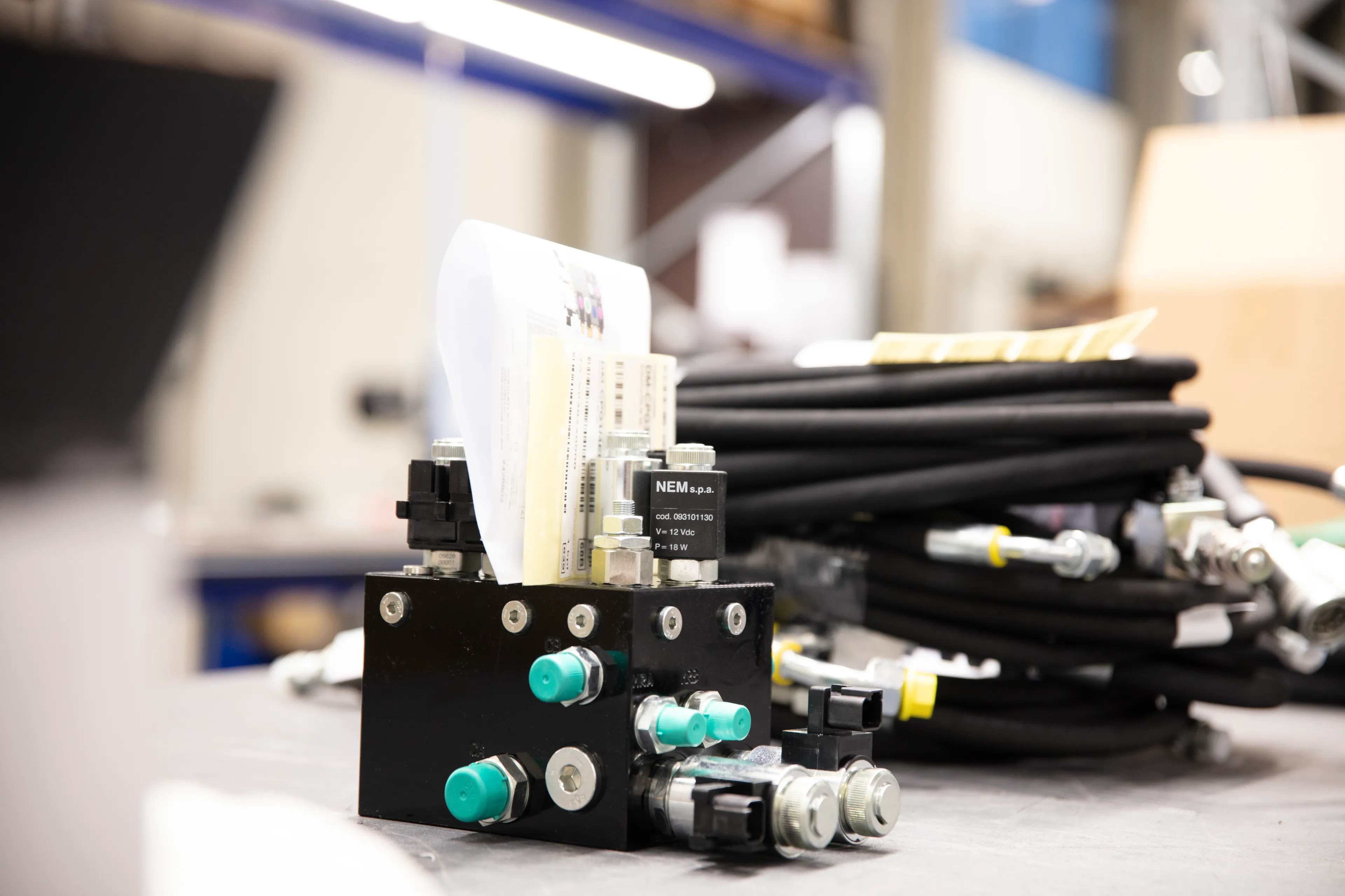 Steel structure / manifold assembly